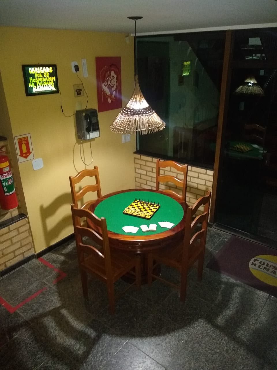 Mesa para jogos de cartas na Pousada Remanso